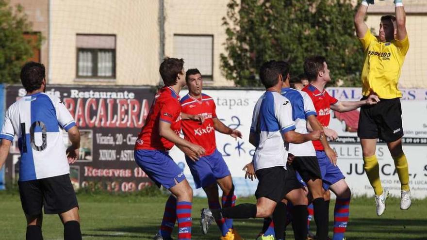 El portero del Tuilla Jose atrapa un balón en el partido disputado en La Cruz entre Ceares y Tuilla.