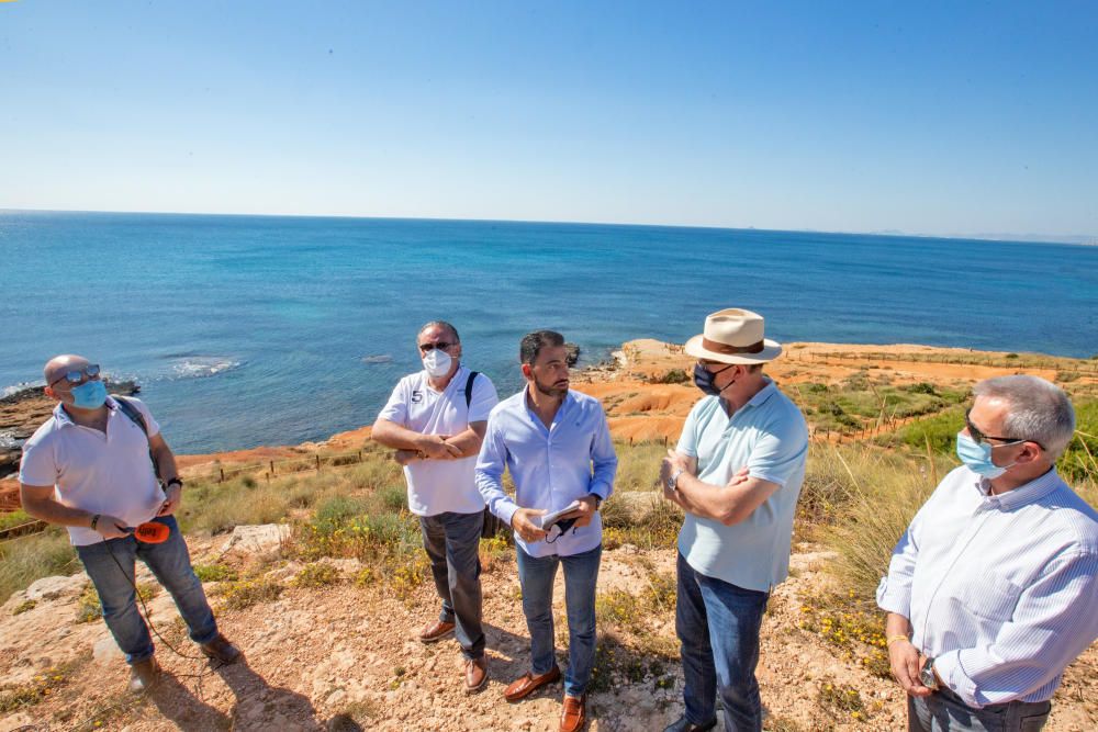 El Ayuntamiento de Orihuela ha invertido 32.000 euros en adecuar un sendero de 1,4 kilómetros en la microrreserva de flora de Punta de La Glea y ha presentado guía con las 56 especies de flora, muchas