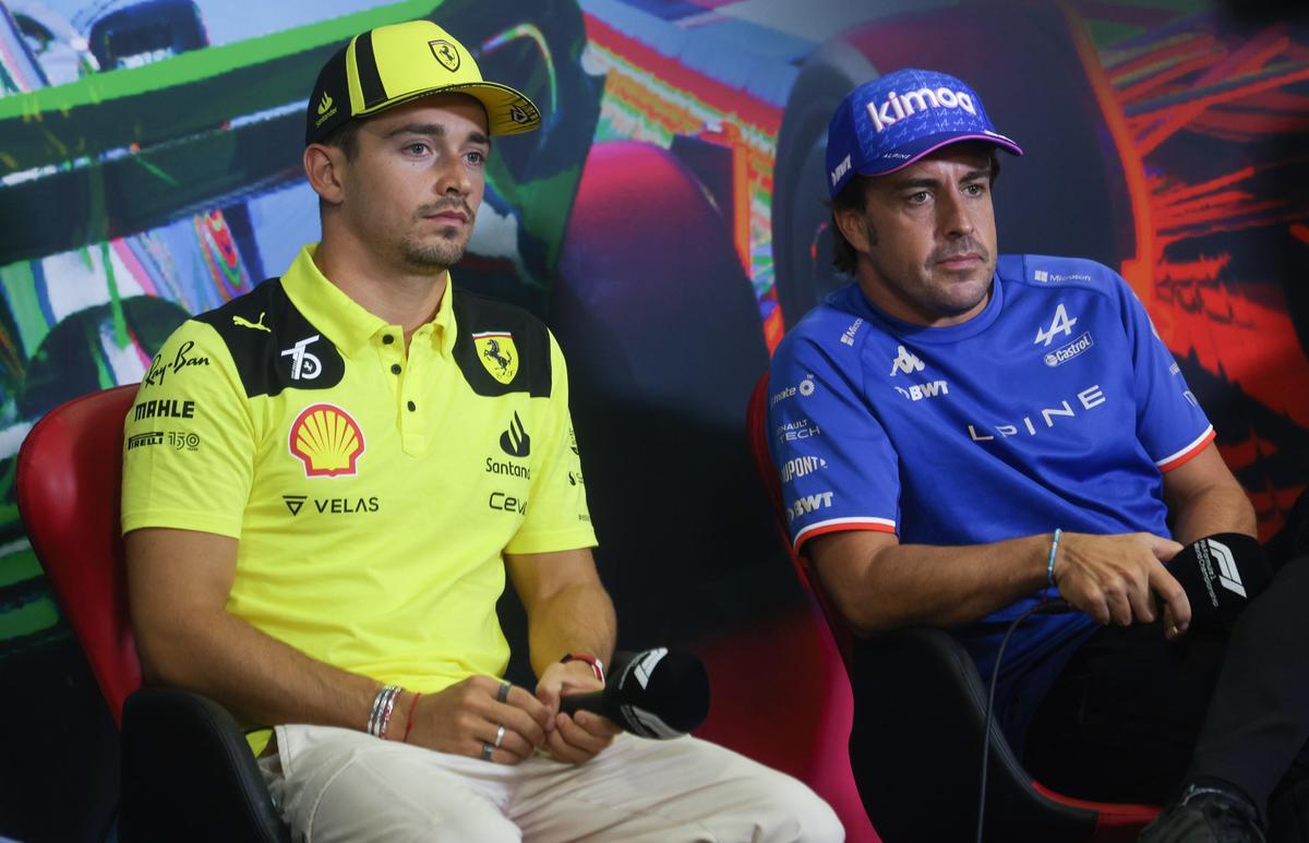 Fernado Alonso, a la derecha, durante la rueda de prensa previa en Monza.