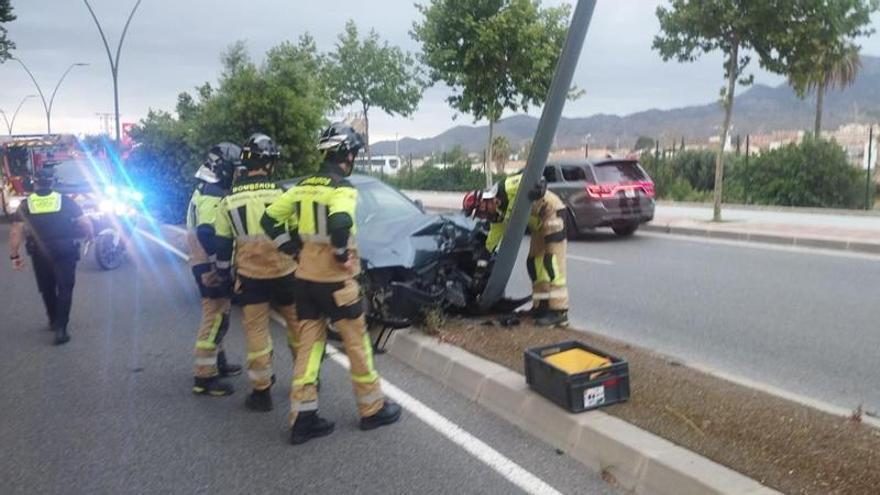 Herido un conductor al empotrar su coche contra una farola f