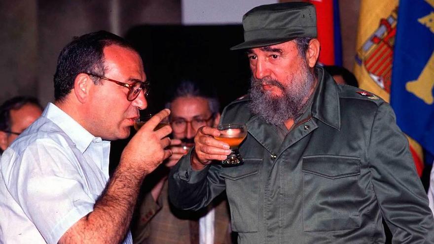 Juan Luis Rodríguez-Vigil brinda con Fidel Castro en 1991.