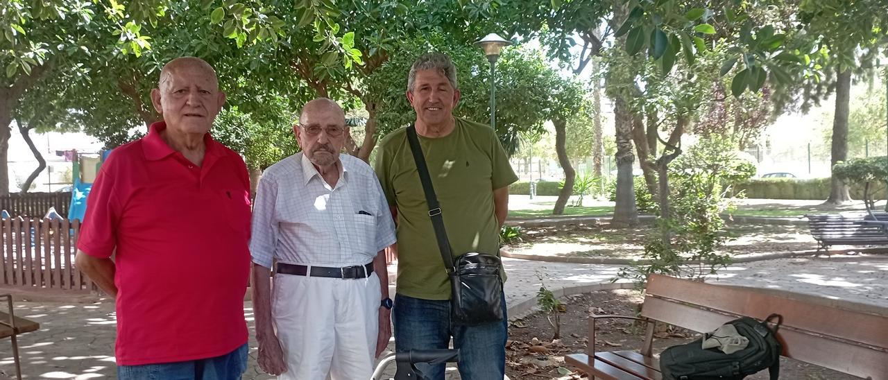 Don Antonio Belgrano, en el centro, acompañado por dos directivos de la asociación de vecinos, el martes en el parque de Sixto.