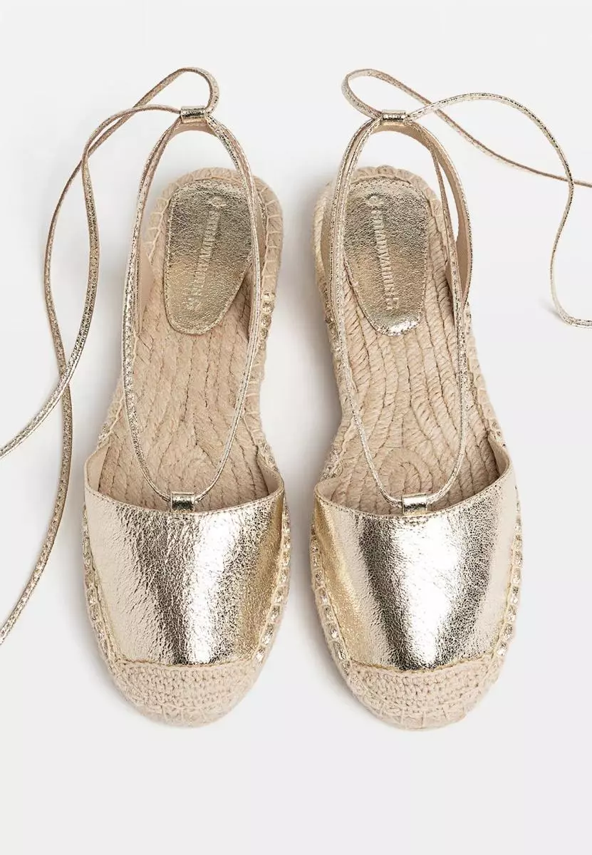 Renueva tu armario de verano con las últimas 5 novedades imprescindibles de Stradivarius 9 Moncloa Alpargatas metalizadas: el toque glamuroso para tus looks más casuales