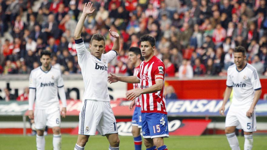 Canella, a la derecha, cubre a Denis Cheryshev.