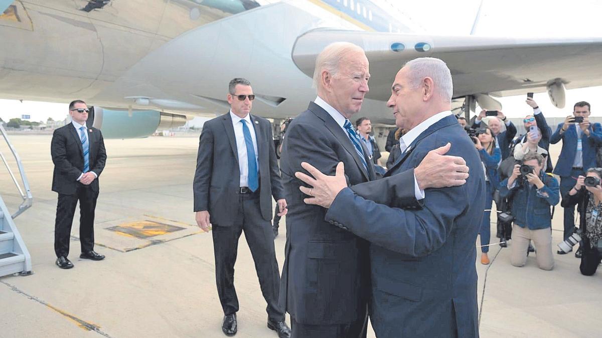 El presidente de los Estados Unidos, Joe Biden (d), saluda a al primer ministro de Israel, Benjamin Netanyahu