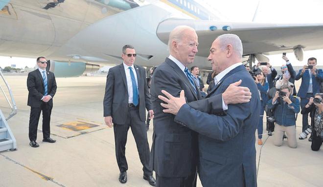 El presidente de los Estados Unidos, Joe Biden (d), saluda a al primer ministro de Israel, Benjamin Netanyahu, ayer, en el aeropuerto de Tel Aviv. October 18, 2023, Lod, Israel: President of the United States of America, JOE BIDEN, visits Israel and is welcomed by Israeli Prime Minister BENJAMIN NETANYAHU at Ben Gurion International Airport near Tel Aviv.,Image: 814639114, License: Rights-managed, Restrictions: , Model Release: no, Credit line: Avi Ohayon/Israel Gpo / Zuma Press / ContactoPhoto Editorial licence valid only for Spain and 3 MONTHS from the date of the image, then delete it from your archive. For non-editorial and non-licensed use, please contact EUROPA PRESS. 18/10/2023 / CONFLICTO EN ORIENTE PROXIMO. GUERRA ISRAEL - HAMAS. FRANJA DE GAZA. PALESTINA. VISITA. ENCUENTRO