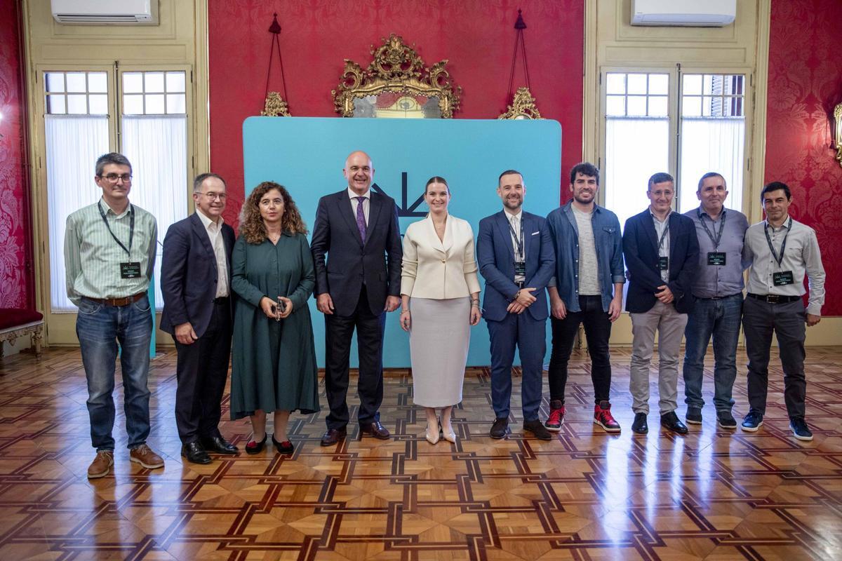 Los representantes políticos, de distintos partidos, posan tras la aprobación de la iniciativa.