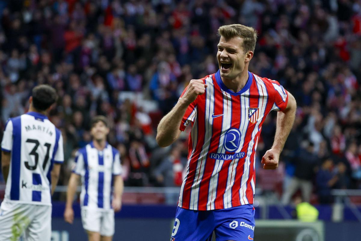 Madrid striker Alexander Sørloth celebrates one of his three goals against Real Sociedad, during the match corresponding to Day 35 of LaLiga EA Sports that play today Saturday Atlético de Madrid and Real Sociedad at the Riyadh Air Metropolitano in Madrid. EFE / Juanjo Martín .. (Atlético Madrid) (Real Sociedad)