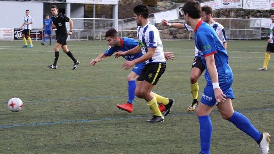 Un jugador del Areas presiona a uno del Barbadás. // Jesús Regal