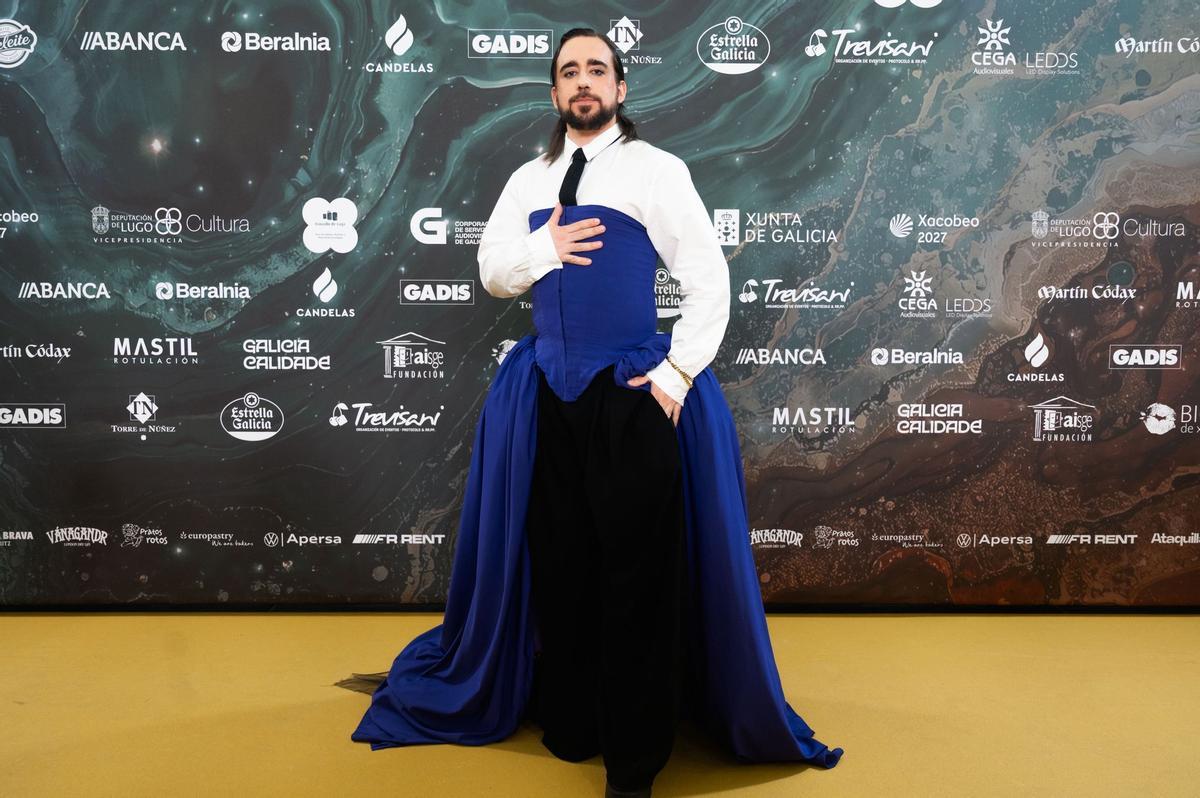 El director Miguel Canalejo, con un traje del diseñador moañés.