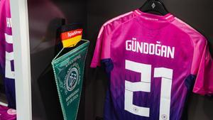 El brazalete de capitán y la camiseta de Gündogan con la selección alemana en la última Eurocopa.