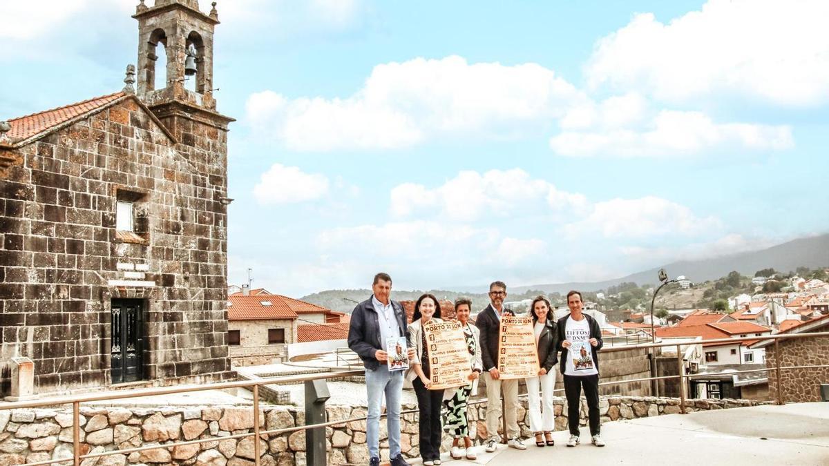Luís Oujo, no centro, con membros do seu Goberno, na presentación das Festas do Carme.