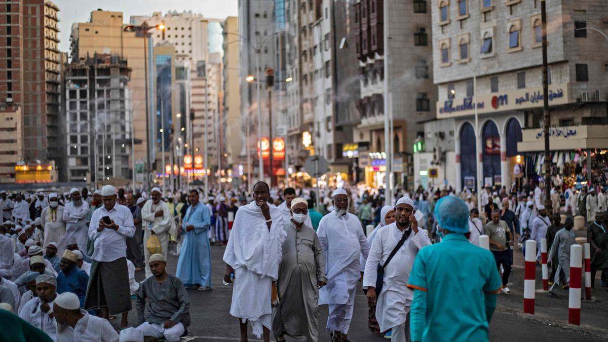 Peregrinos musulmanes llegan al exterior de la Gran Mezquita de la ciudad santa de La Meca, en Arabia Saudí, el 5 de julio de 2022.