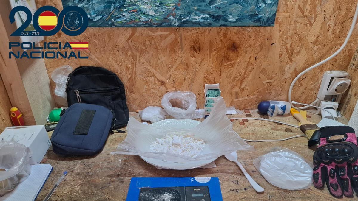 Droga intervenida en un punto de venta de Son Banya tras entrar policías de paisano.