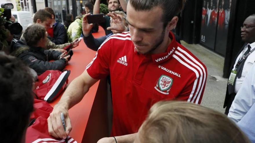 Bale firma autógrafos tras una rueda de prensa.