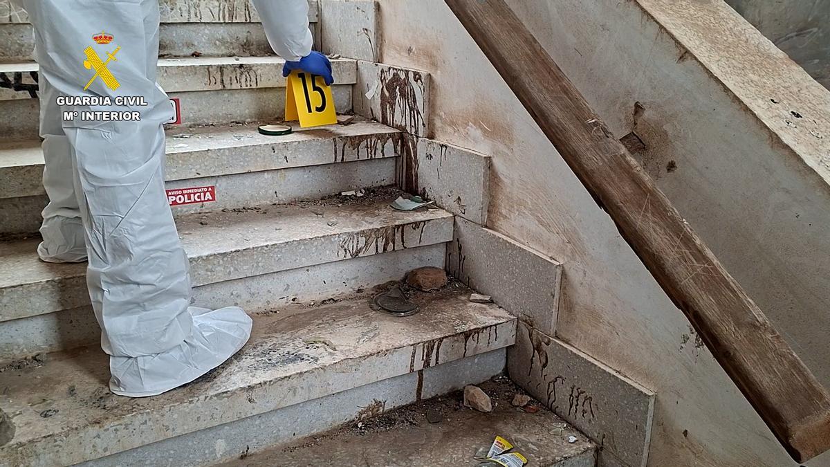 Rastros de sangre en las escaleras de acceso al lugar donde residía el joven.