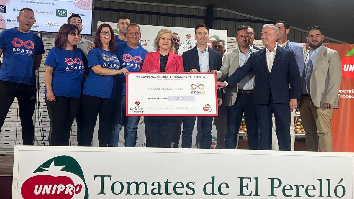 Los representantes de la cooperativa y el alcalde hacen entrega del talón con el dinero de la recaudación a la asociación Apasu Sueca.
