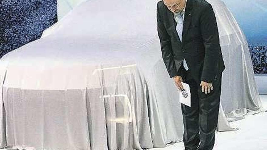 Sven Stein, en el Salón del Automóvil de Tokio, pide perdón por el fraude. // Efe