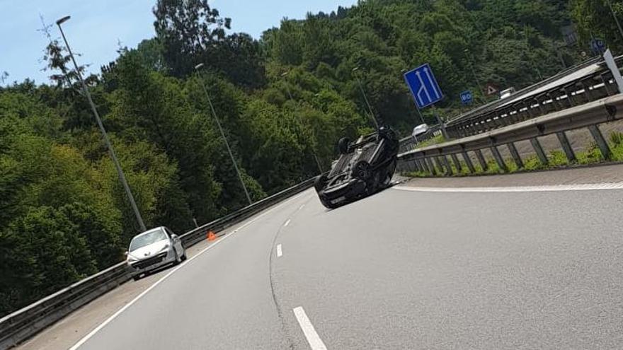 Espectacular accidente múltiple en la &quot;Y&quot;, con un coche volcado