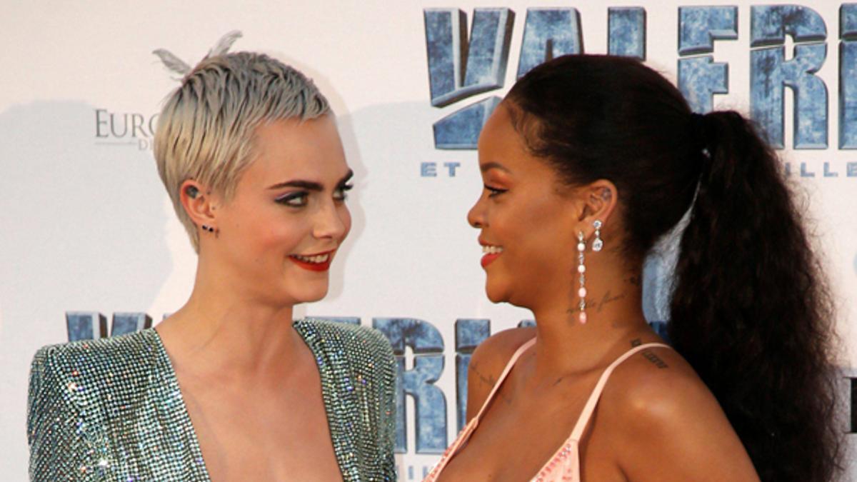 Rihanna y Cara Delevingne deslumbran en París