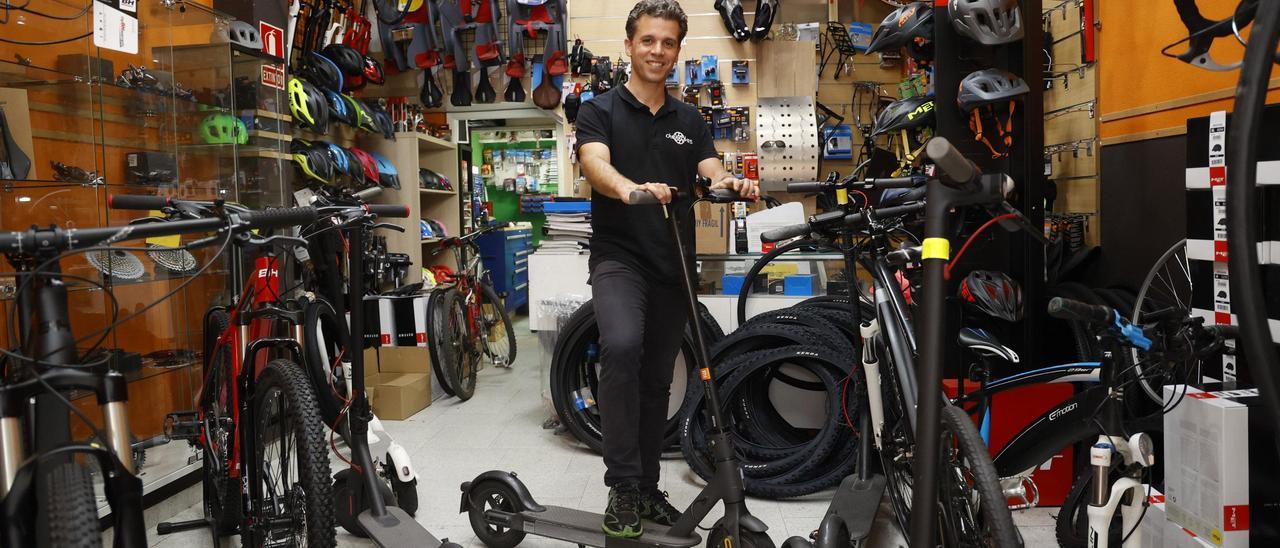 Sergio Otero posa con un patinete eléctrico