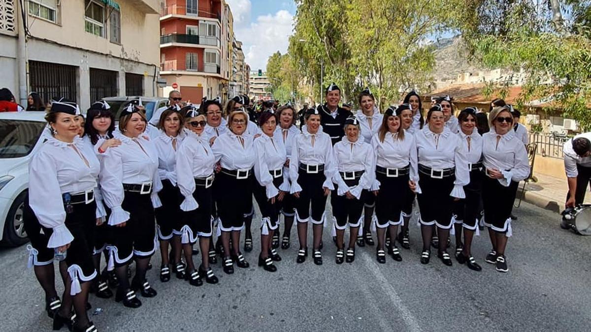 El alcalde Rubén Alfaro con las Estudiantes que estrenan en estas fiestas el traje femenino.