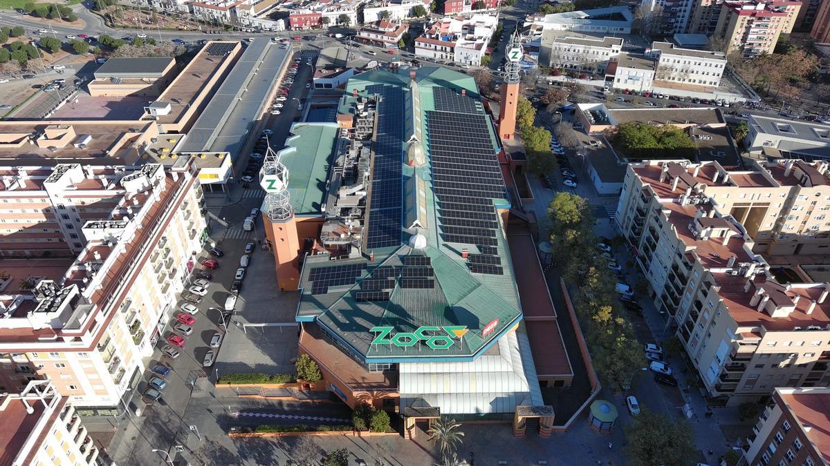 Foto aérea del centro comercial Zoco en la que se puede ver la instalación fotovoltaica.