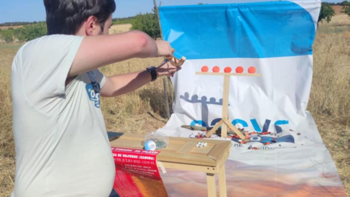 Afinando la puntería en este particular tiro al plato. | E. P.