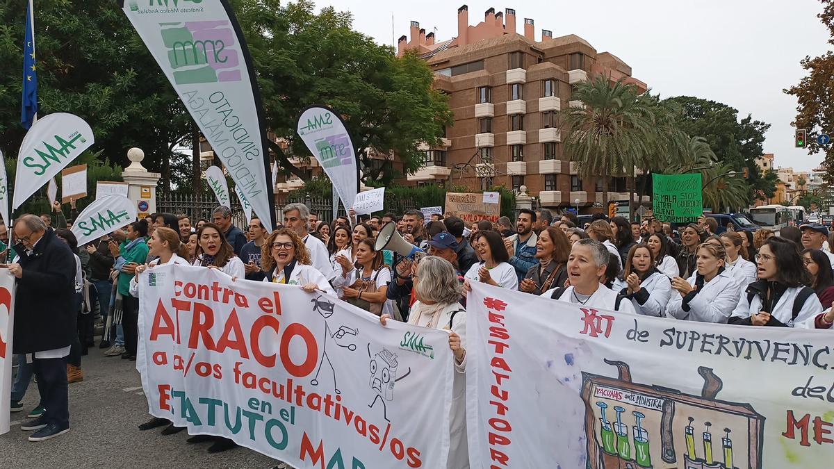 Los médicos se concentran ante la Subdelegación del Gobierno en Málaga en el segundo día de huelga