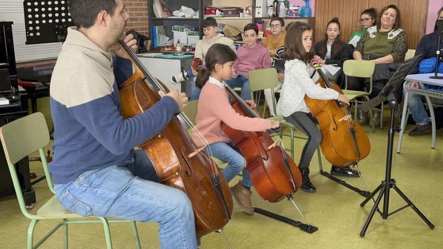 Unos 180 alumnos de instrumento de la Escuela de Música Duquesa Pimentel participan en audiciones