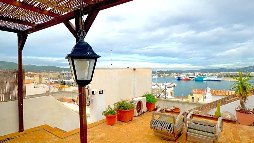 Oportunidad: casa de tres plantas en Dalt Vila con terraza y vistas al mar