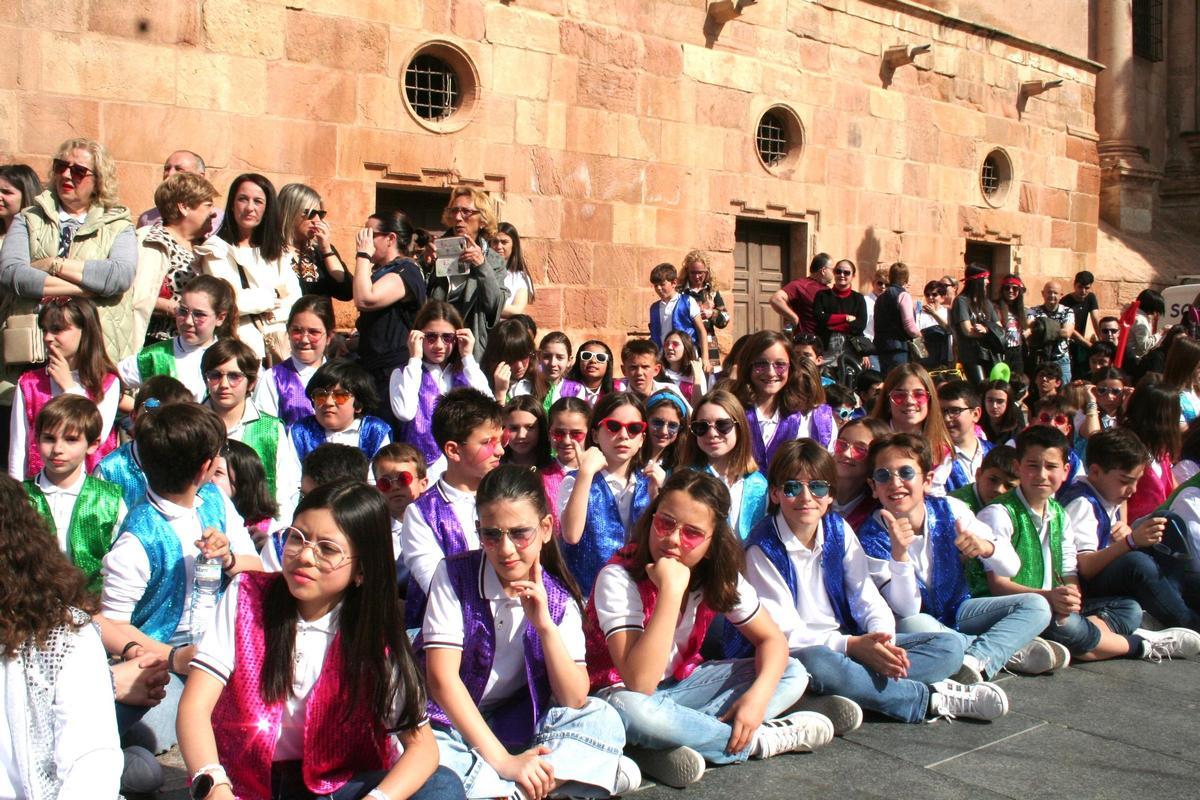 Los alumnos de cuarto, quinto y sexto de Primaria vestían de hippies.