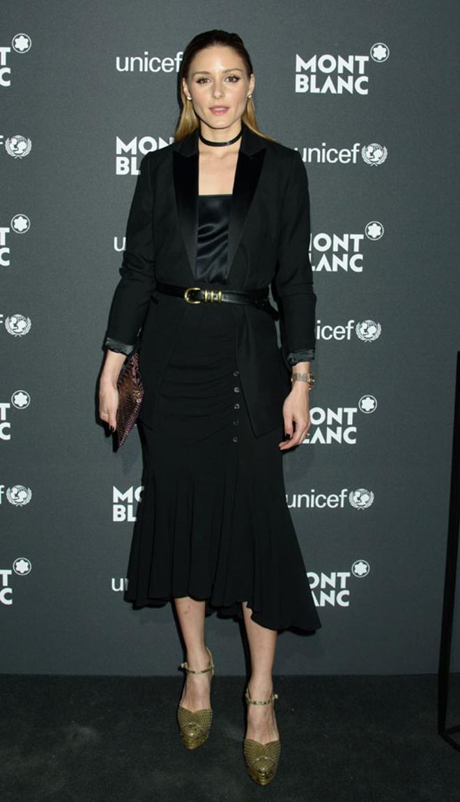 Olivia Palermo look en negro con blazer y cinturón