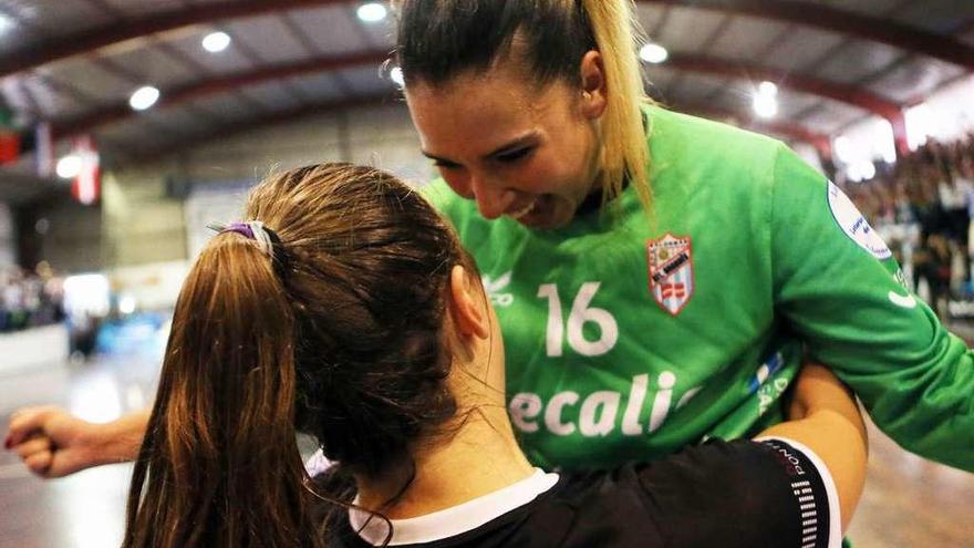 Estela Carrera celebra el título liguero con una compañera. // Marta G. Brea