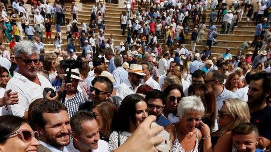 Casado, rodeado de simpatizantes, ayer en Benidorm. // Efe