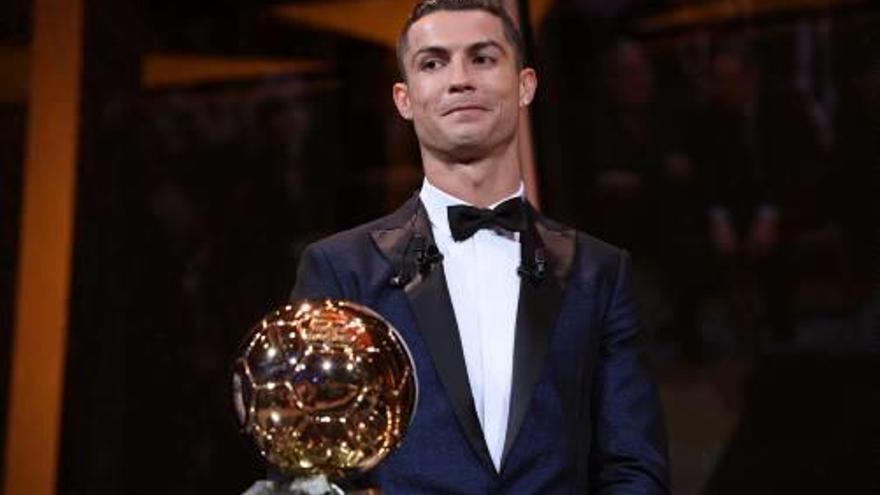 Cristiano Ronaldo, ahir a París amb el trofeu.