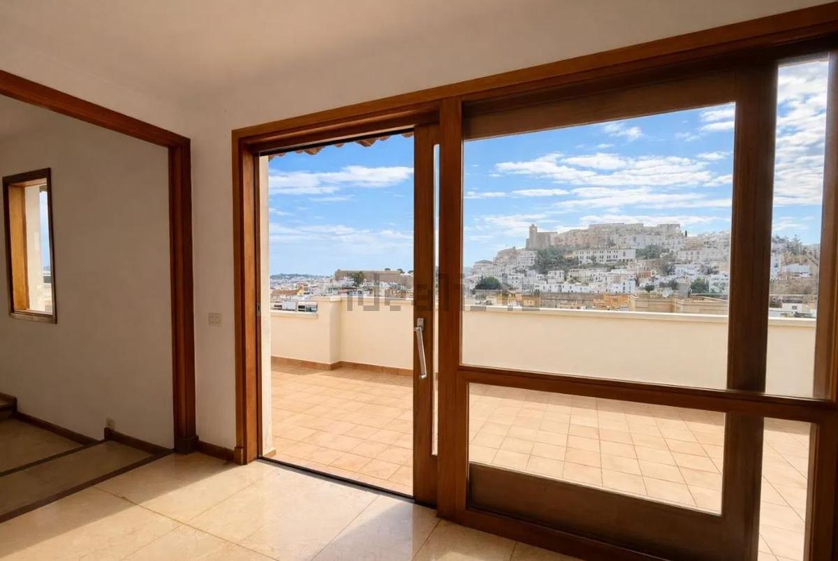 A la venta un ático en Ibiza con unas vistas de 360 grados "que quitan el aliento”: desde Dalt Vila a Talamanca