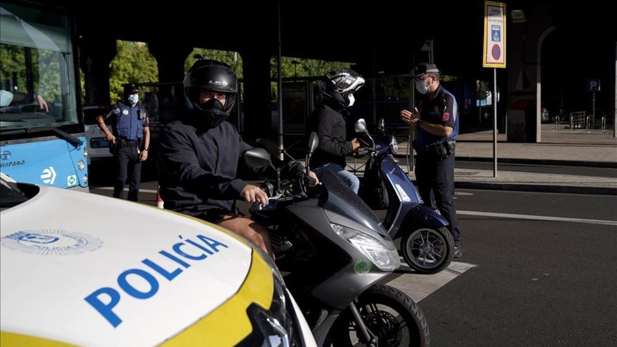 Control de policía en el barrio de Vallecas, en Madrid