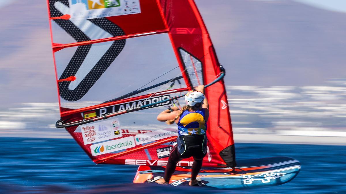 Pilar Lamadrid durante la regata de hoy en los iQFOiL