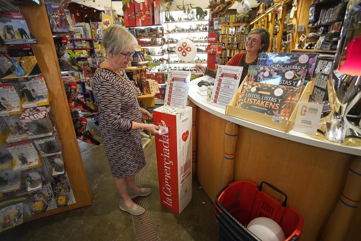 Una clienta compra a una botiga de Girona durant la ComerÇiada