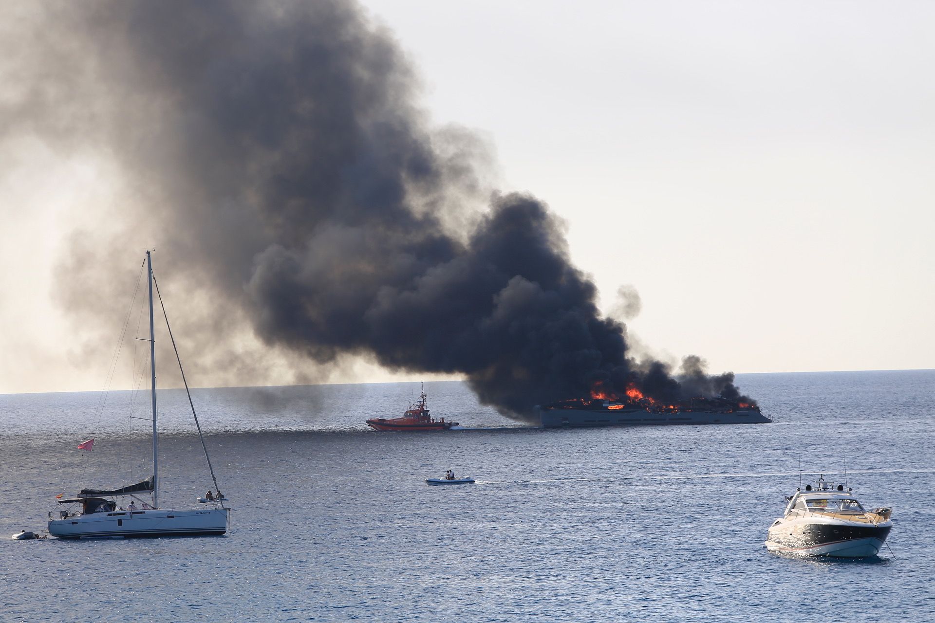 Arde un yate de unos 40 metros de eslora en Formentera.