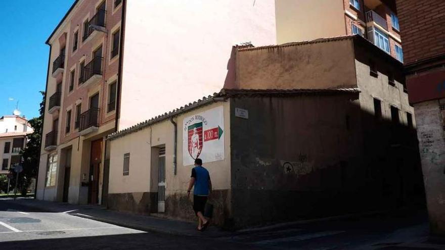 Un desprendimiento obliga a cortar la calle El Santo