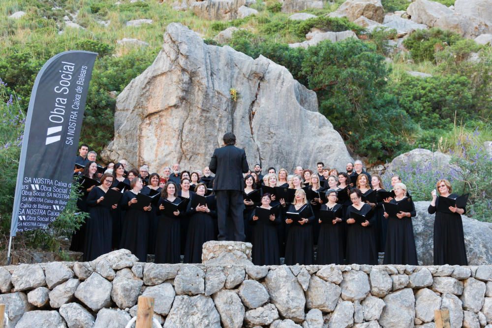 Residenten und Mallorca-Urlauber haben sich am Sonntag (2.7.) zum traditionellen Konzert in der Felsenschlucht Torrent de Pareis eingefunden. In diesem Jahr war die Capella Mallorquina zu hören.