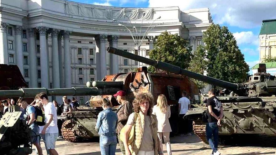 Mariya Pechena, ante unos tanques, en Kiev.
