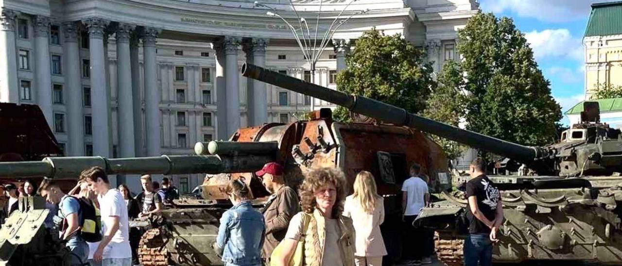 Mariya Pechena, ante unos tanques, en Kiev.