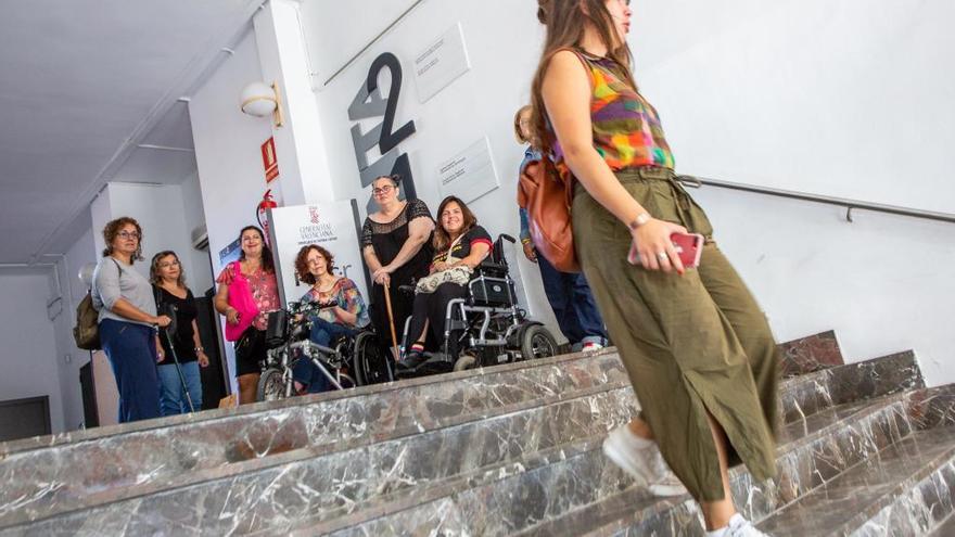 Alumnas con movilidad reducida ante las escaleras de la sede de Viveros de la EASD de València.