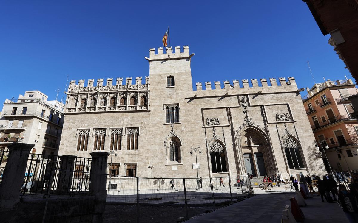 Aspecto de la Lonja de la Seda, cuyo entorno está en obras.