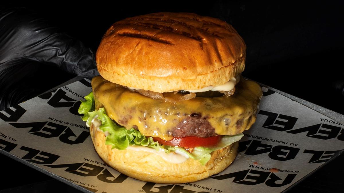 La 'burger' de Revel Bar, en Casa Cupra Raval.