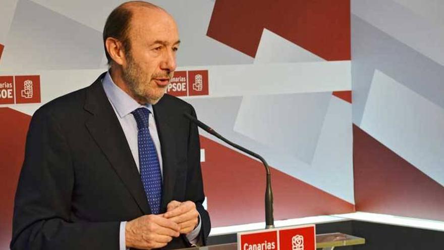 Rubalcaba: &quot;El silencio de Rajoy le invalida como presidente&quot;