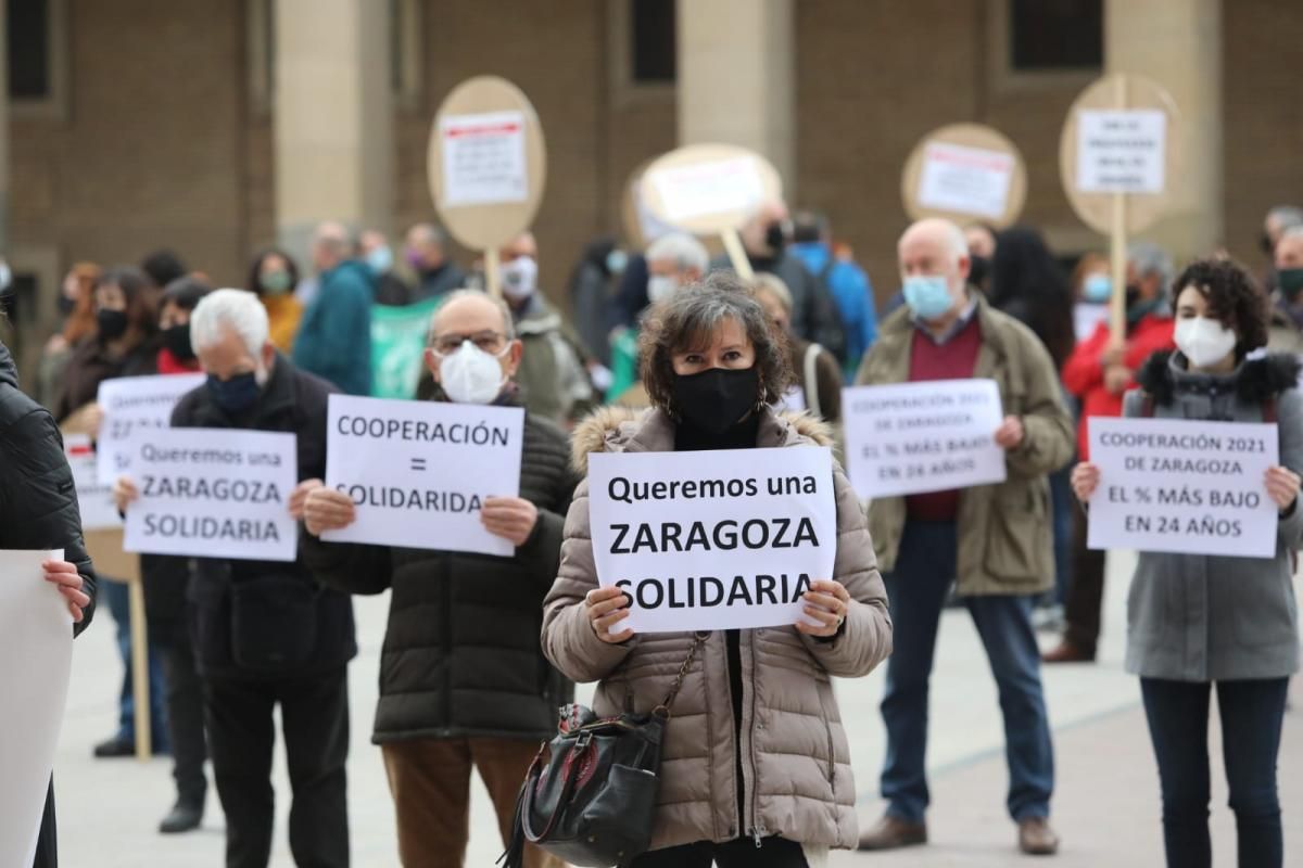 Protesta de los agentes sociales y vecinales para denunciar los recortes en Cooperación, Juventud o participación vecinal